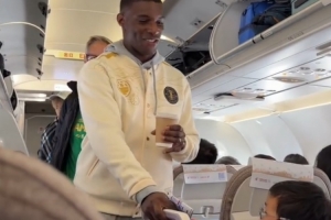 京媒：国安全队从上海乘机返回北京，很多球迷特意更改行程