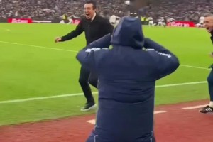 这就是足球！维拉绝杀阿森纳瞬间，场边埃梅里与球迷的反应